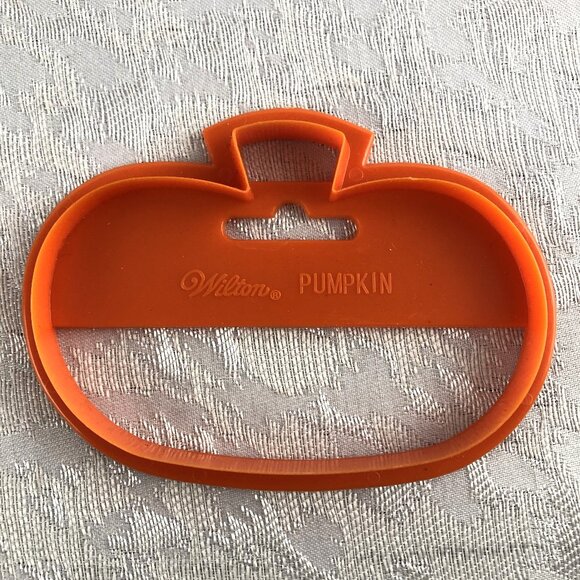 Halloween Party Baking Bundle—Oven Mitt, Cookie Cutters, Treat Wrappers NWT - Picture 12 of 16